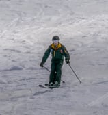 Skieur qui termine une piste verte