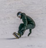 Snowboardeur sur le point de tomber en tournant