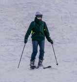 Skieuse qui termine une descente