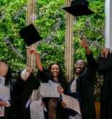 Le jeté de chapeaux après la remise de diplômes