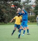 Duel de la tête entre deux joueurs pour récupérer le ballon