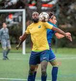 Joueur au duel avec un adversaire qui contrôle le ballon avec le torse