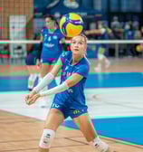 Joueuse de Hyères volley qui s'échauffe en manchette