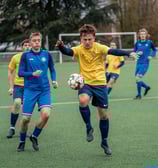 Joueur qui contrôle le ballon en l'air
