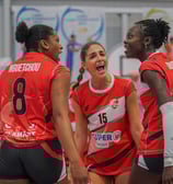 Trois joueuses qui crient en se regardant après avoir gagné un point