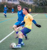 Joueur qui essaye de dribbler un adversaire