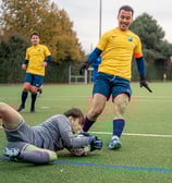 Gardien qui capte le ballon alors que l'attaquant allait attaquer