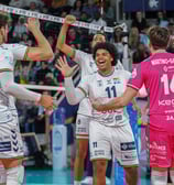 Les joueurs de Sète qui célèbrent un point gagné en souriant