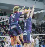 Trois bloqueurs du Paris volley et un ballon qui passe entre les mains de celui du milieu