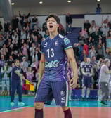 Kento Miyaura célèbre un point gagné vers le public