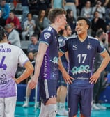 Deux joueurs du Paris Volley qui discutent en rigolant
