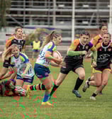 Joueuse de Vélizy qui court avec le ballon