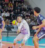 Libéro du Paris Volley qui réalise une réception