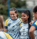 Joueuses en cercle qui discutent après la victoire