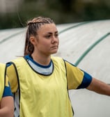 Joueuse de Vélizy remplaçante qui regarde le match