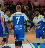 Joueurs de Hyères qui se réunissent pour célébrer un point