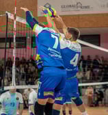 Deux joueurs de Hyères volley qui bloquent la balle