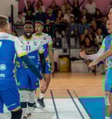 Joueurs qui crient et célèbrent un point