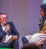 Un animateur qui discute avec Rihad Salem, membre de l'équipe de France de rugby fauteuil