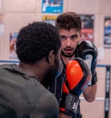 Boxeur concentré sur son adversaire face à l'objectif