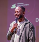 Dyskette, jeune humoriste réalise un petit sketch pendant une conférence