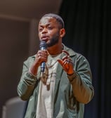 Dyskette, jeune humoriste réalise un petit sketch pendant une conférence