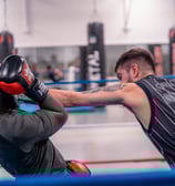 Boxeur qui esquive un coup de poing