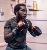 Boxeur concentré pendant son combat