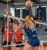 Joueuse de Vélizy qui frappe dans la balle