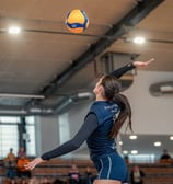 Joueuse de Vélizy en pleine attaque