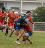 Joueur de rugby qui court et se fait plaquer