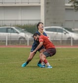 Joueur qui percute en se faisant plaquer