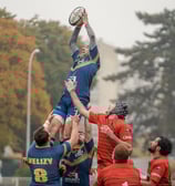 Joueur qui récupère la balle en l'air en touche