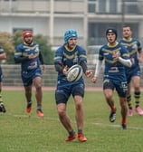 Joueur qui fait une passe de rugby