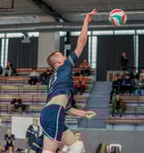 Joueur de Vélizy en l'air qui vient d'attaquer