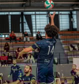 Joueur de Vélizy qui effectue une relance en sautant