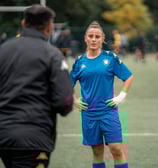 Joueuse de Versailles qui écoute son entraineur avant le match