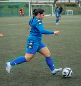 Joueuse qui court avec le ballon