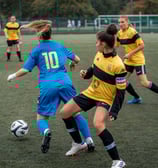 Joueuse de Versailles qui vient de dribbler une joueuse adverse