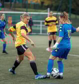 Joueuse de Versailles qui essaye de dribbler une adversaire