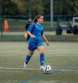 Joueuse avec la balle dans les pieds