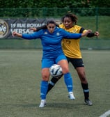 Deux joueuses au duel pour récupérer le ballon