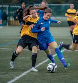 Deux joueuses au duel pour conserver le ballon