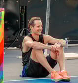Renaud Lavillenie assis, sourit avant son échauffement