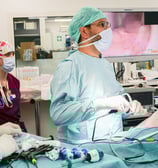 Le Dr Poncet réalise une opération chirurgicale sur un chien