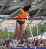 Roberta Bruni passe la barre au saut à la perche