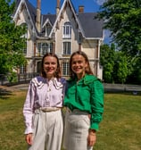 Deux personnes qui posent devant un chateau en souriant