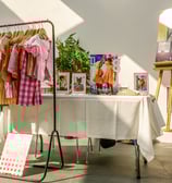 Stand pendant un événement d'entreprise d'une marque de vêtement avec des hauts exposés