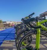 Allée avec tous les vélos suspendus avant le triathlon de Carqueiranne