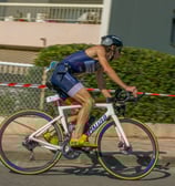 L'un des premiers participant du triathlon débute la partie vélo